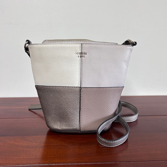 Guess Cross Body Bag - Picture 1 of 10